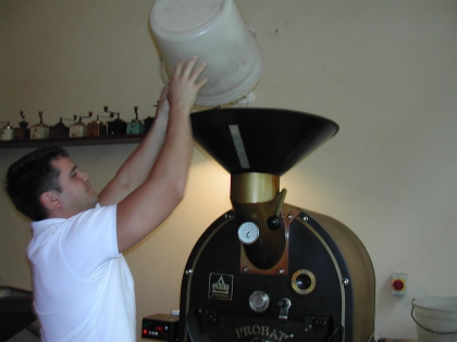 In der Kaffeerösterei Alt Wien, der Rohkaffee wird aufgeschüttet; ökologischer, äthiopischer Waldkaffee aus Limu.