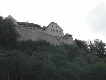 Die mächtige Burg von Vaduz überwacht auch Schaan, die größte Gemeine des Landes.