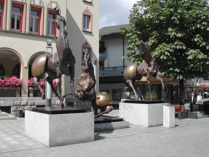 Im Zentrum erfreuen Metallskulpturen von Arnold Stallone die Besucher.